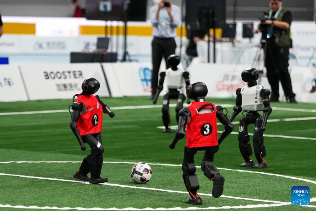 Deux équipes de robots humanoïdes disputent un match de football autonome à cinq contre cinq