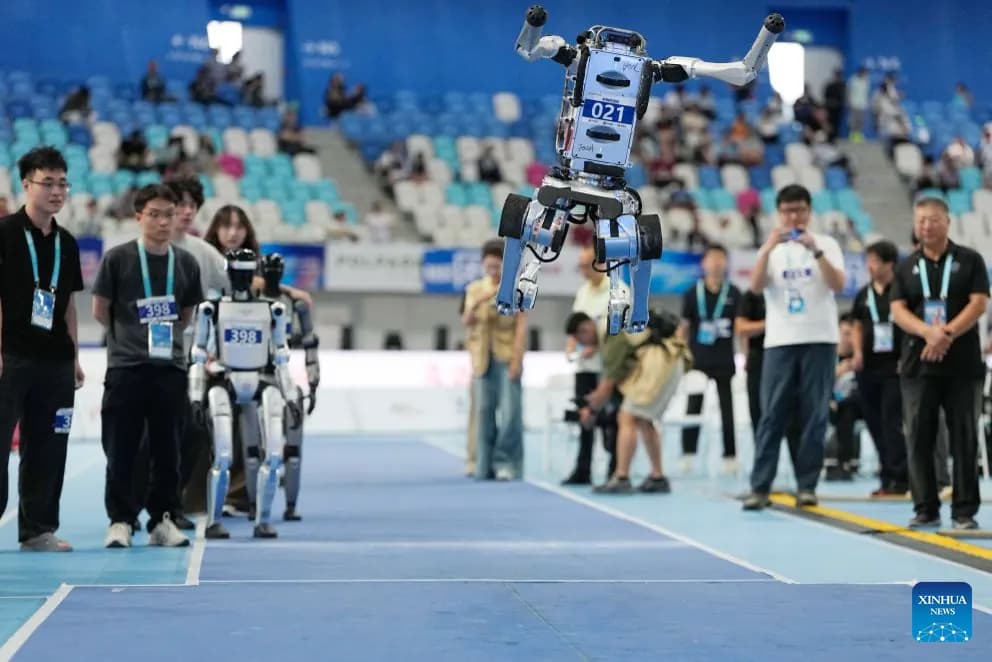 Un robot de l'équipe Unitree pendant l'épreuve de saut en longueur sans élan