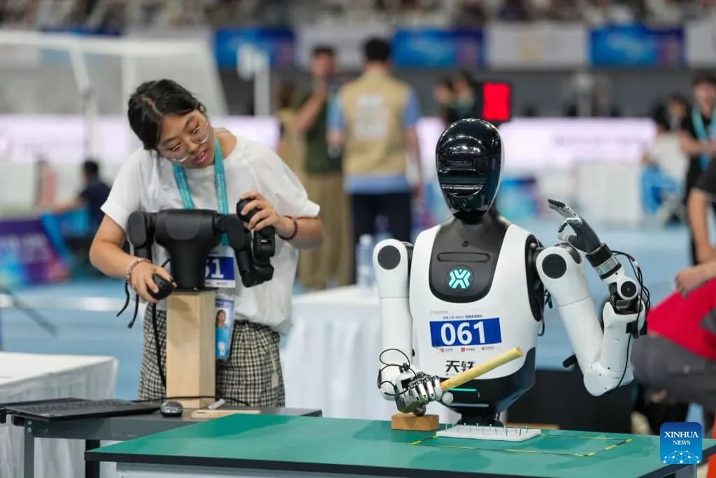 Un robot humanoïde positionne un marteau pendant l'épreuve de fixation de clous
