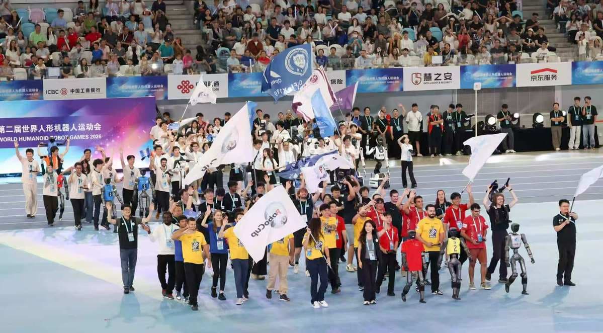 Les équipes et leurs robots humanoïdes défilent sur la piste des Jeux mondiaux à Pékin
